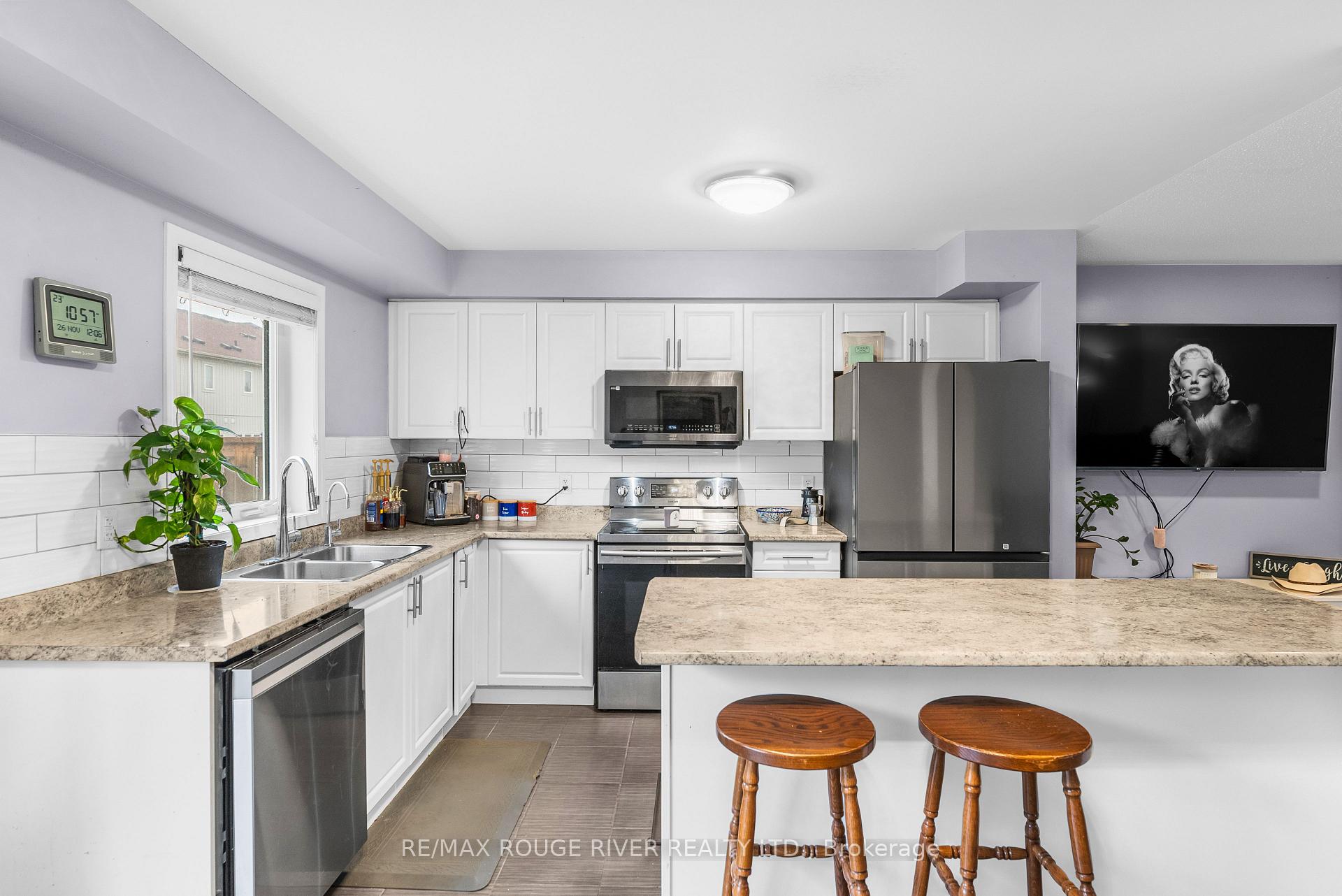 Photo 25 of 37 Dykstra Lane, Clarington, Bowmanville — HOMEH