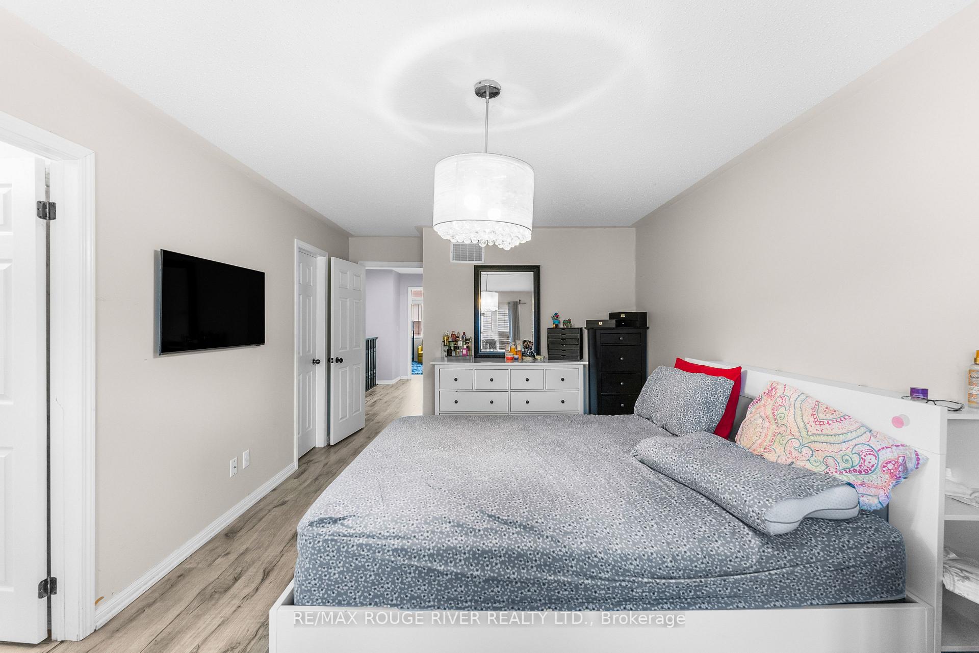 Photo 31 of 37 Dykstra Lane, Clarington, Bowmanville — HOMEH