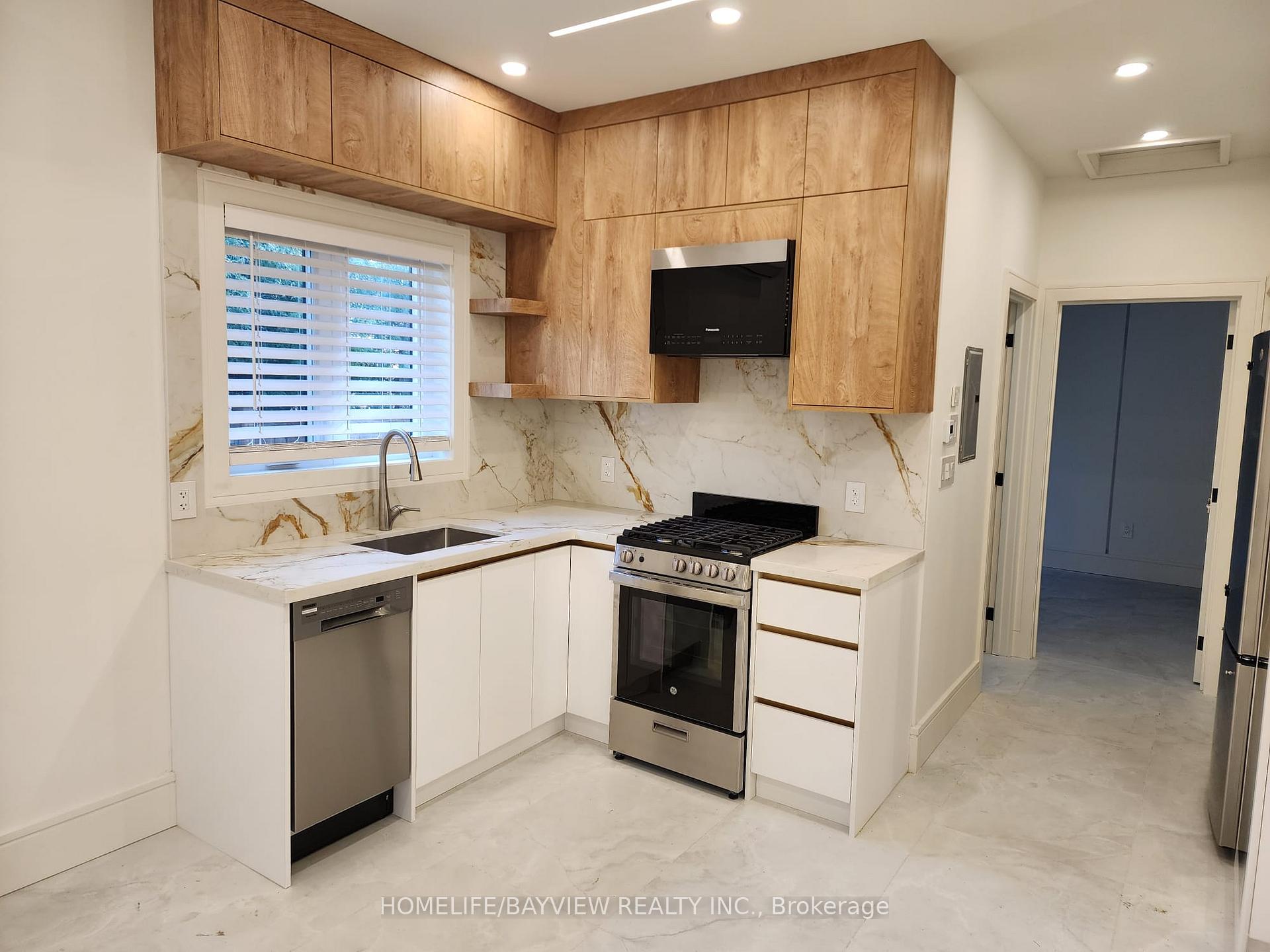 Photo 3 of Unit C, 57 Fairway Drive, Aurora, Aurora Highlands — HOMEH