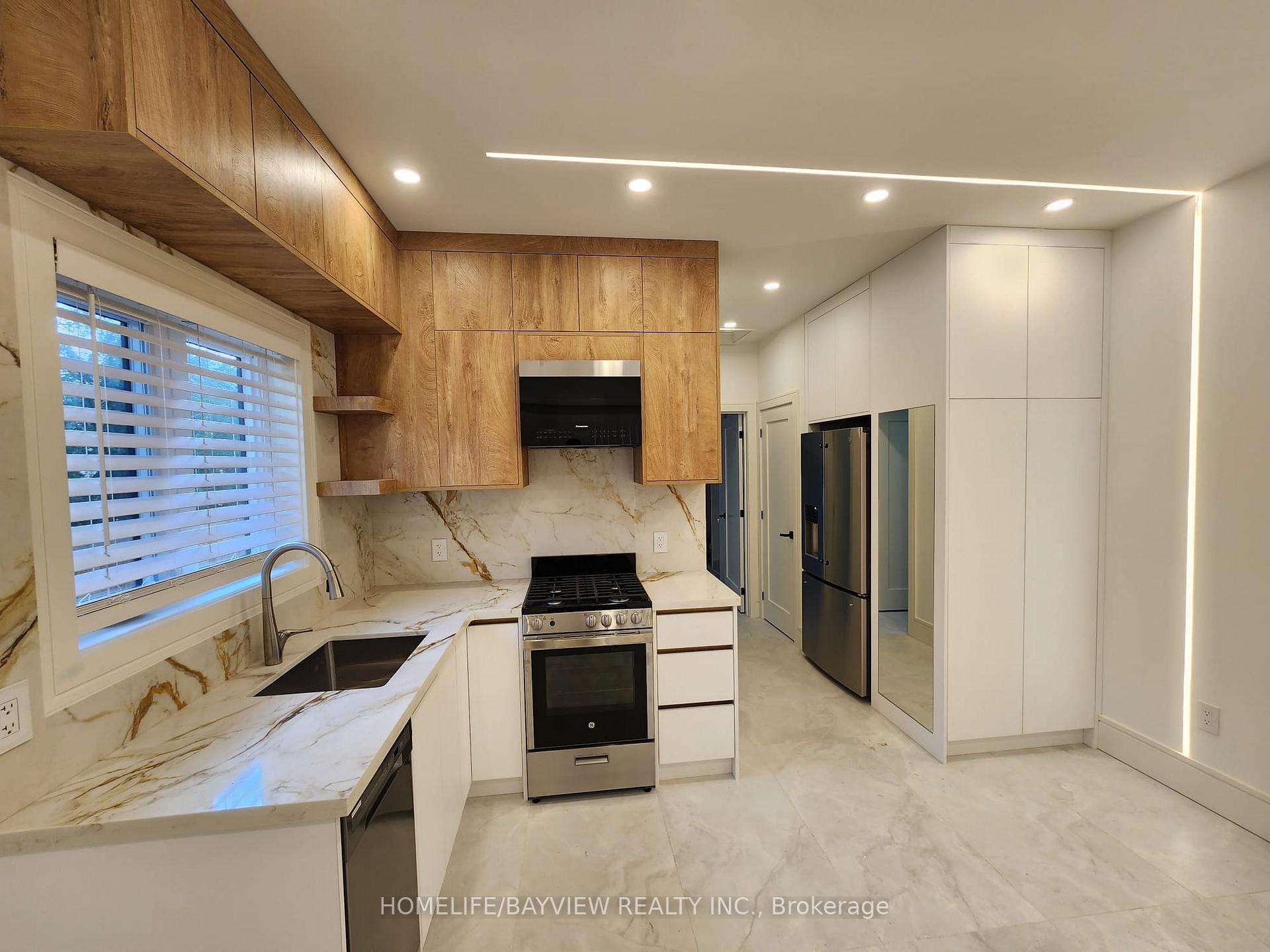 Photo 4 of Unit C, 57 Fairway Drive, Aurora, Aurora Highlands — HOMEH