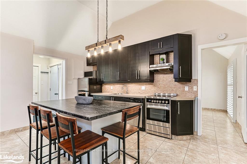 Photo 2 of 438 Oxbow Crescent, Collingwood — HOMEH