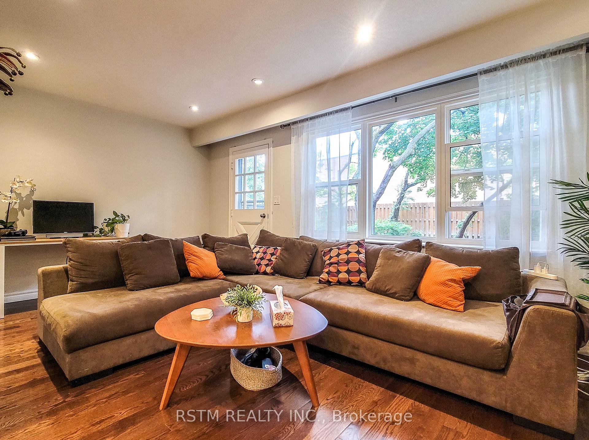 Photo 6 of Unit 15, 15 The Carriage Way, Markham, Royal Orchard — HOMEH