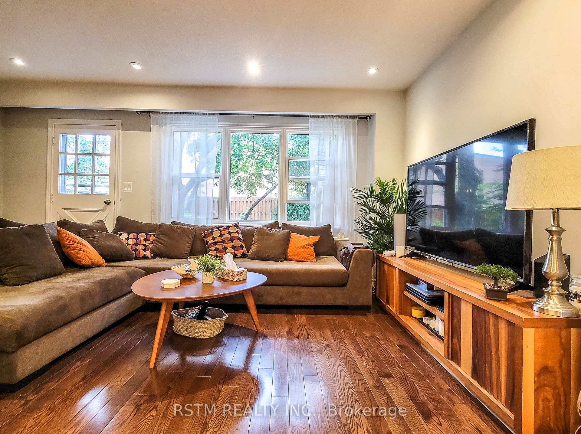 Photo 8 of Unit 15, 15 The Carriage Way, Markham, Royal Orchard — HOMEH