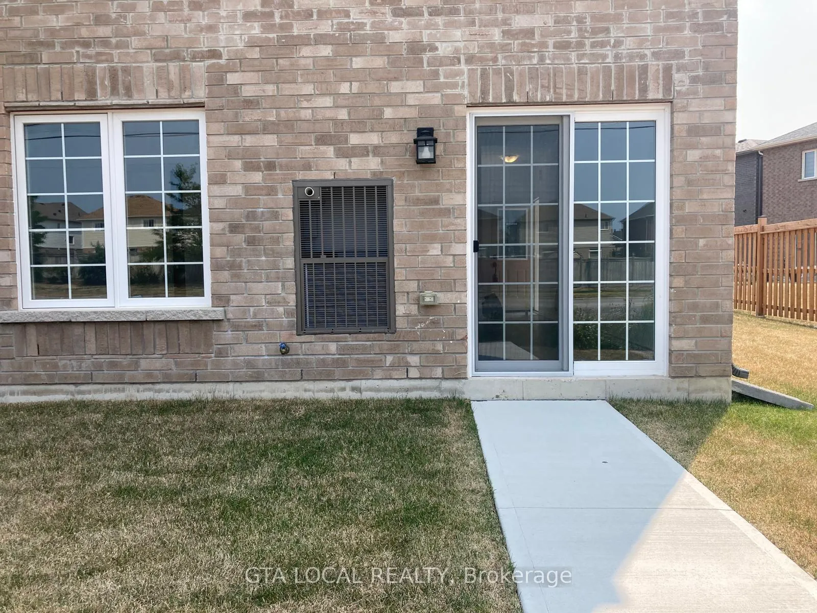 Photo 10 of 31 Pumpkin Corner Crescent, Barrie, Rural Barrie Southeast — HOMEH