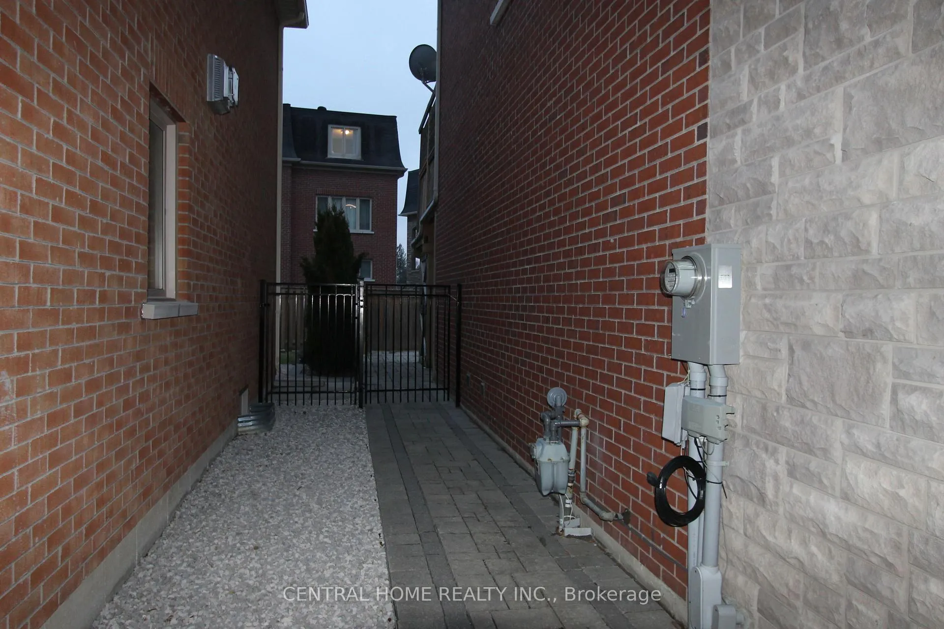 Photo 2 of 73 Headwater Crescent, Richmond Hill, Oak Ridges Lake Wilcox — HOMEH