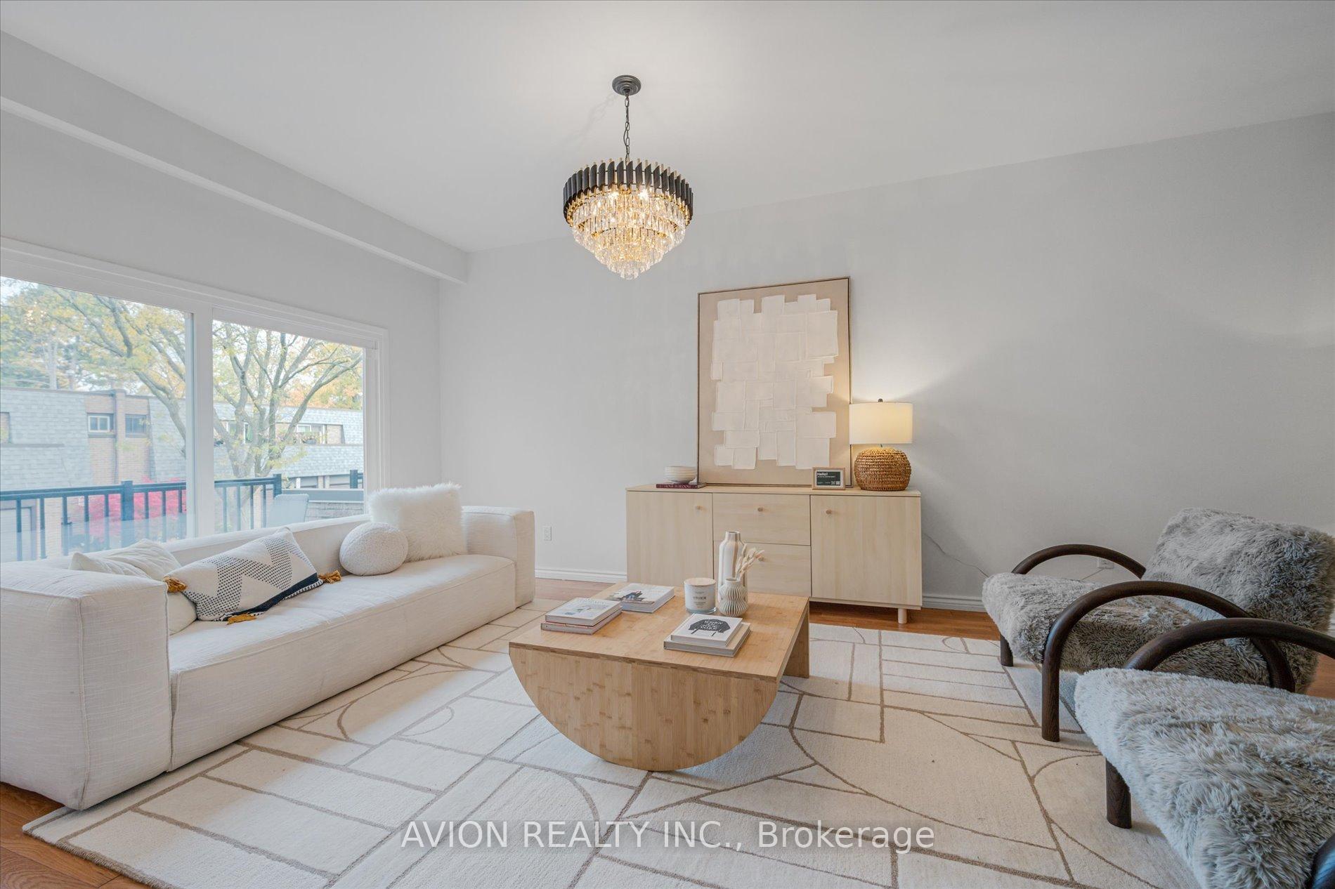 Photo 2 of 11 Woodglen Way, Markham, Unionville — HOMEH