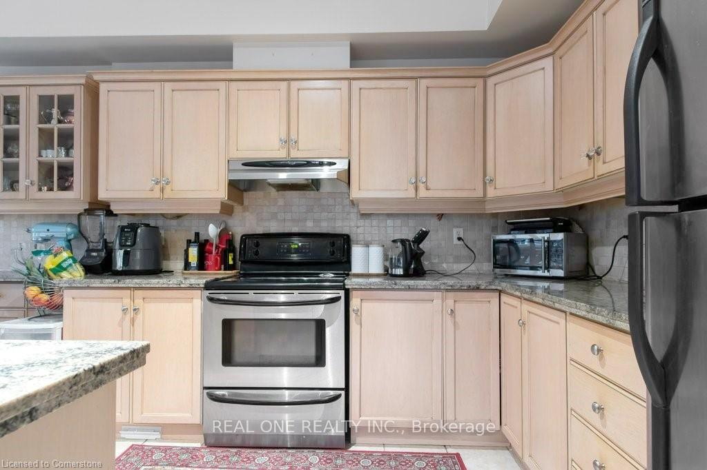 Photo 5 of Unit 35, 232 Stonehenge Drive, Hamilton, Meadowlands — HOMEH