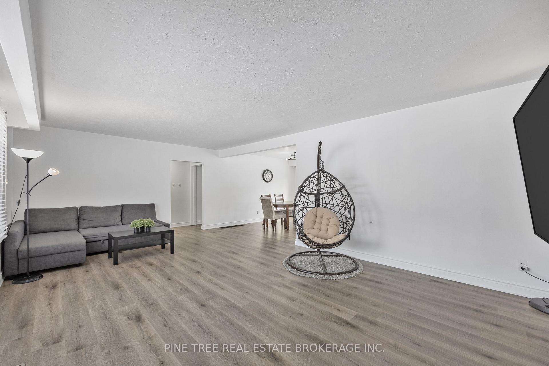 Photo 3 of 239 Warnica Road, Barrie, Innis-Shore — HOMEH