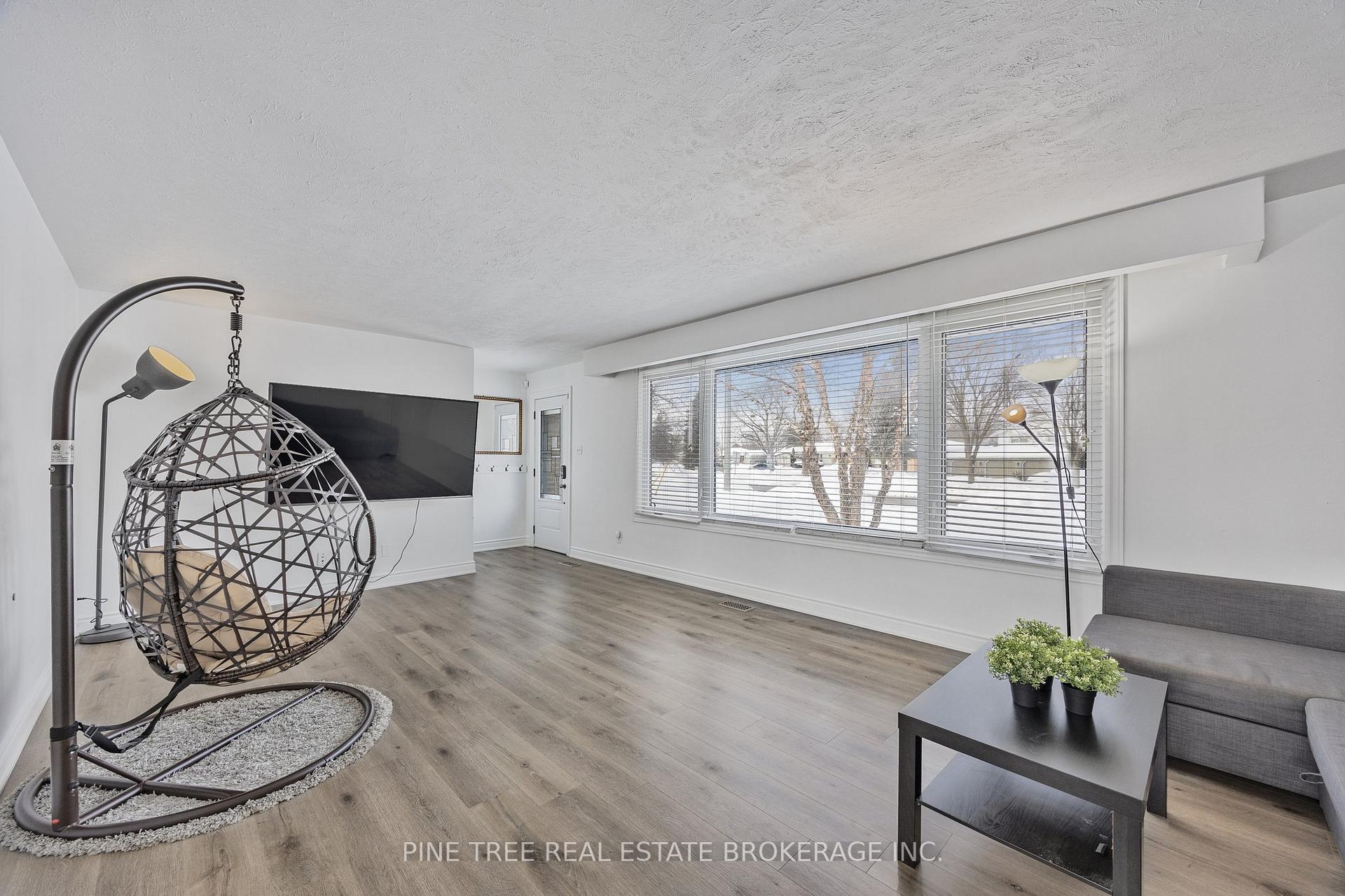 Photo 4 of 239 Warnica Road, Barrie, Innis-Shore — HOMEH