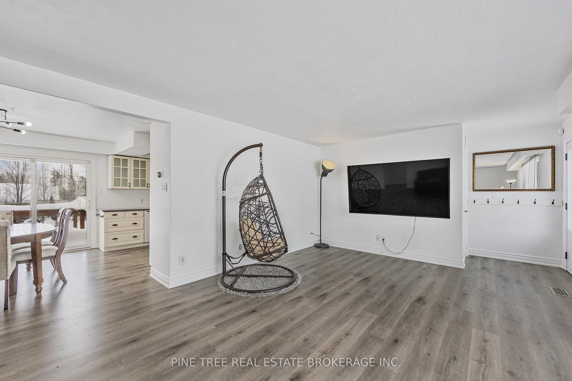 Photo 5 of 239 Warnica Road, Barrie, Innis-Shore — HOMEH