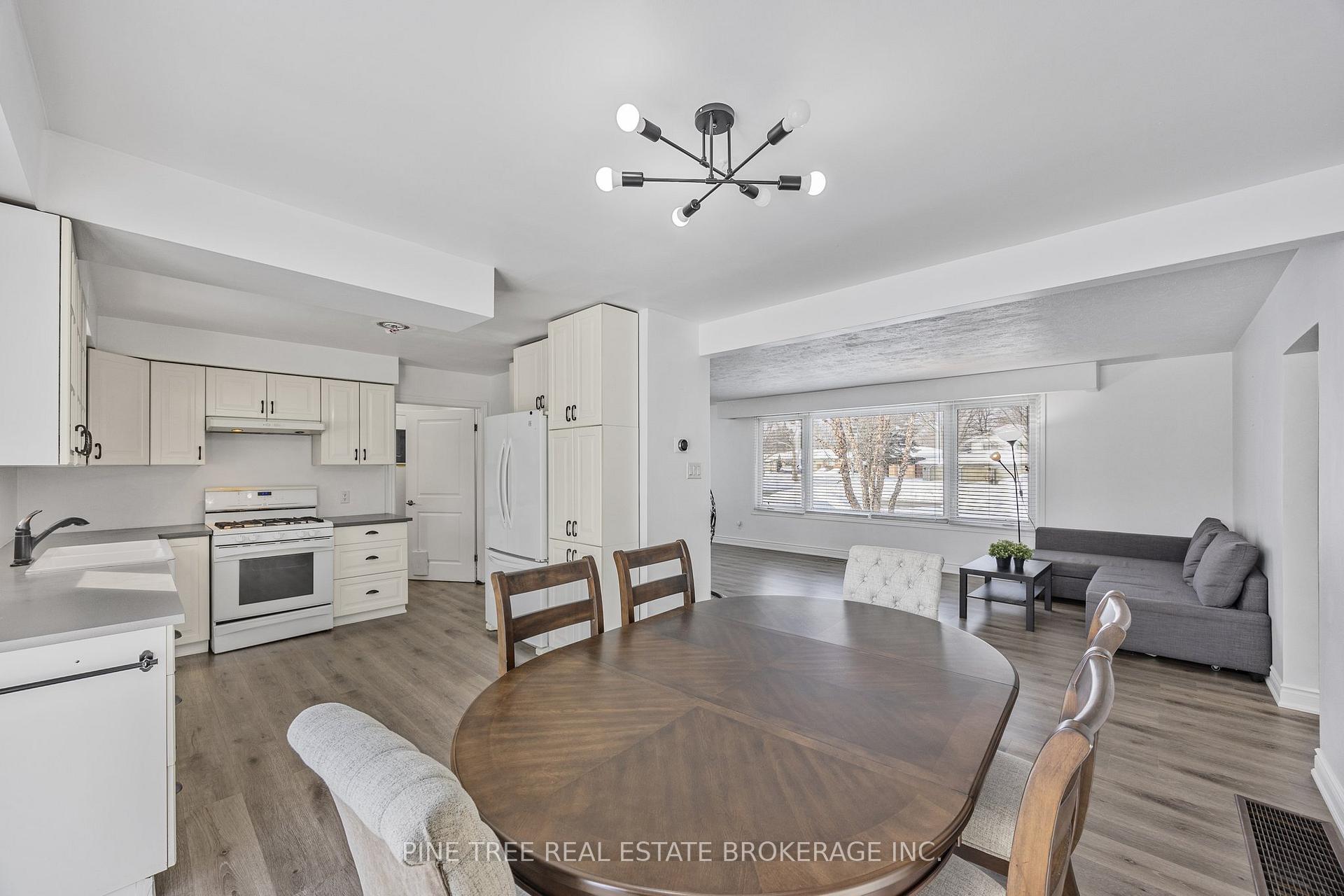 Photo 8 of 239 Warnica Road, Barrie, Innis-Shore — HOMEH