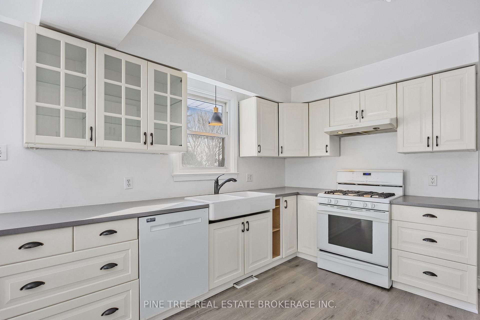 Photo 9 of 239 Warnica Road, Barrie, Innis-Shore — HOMEH