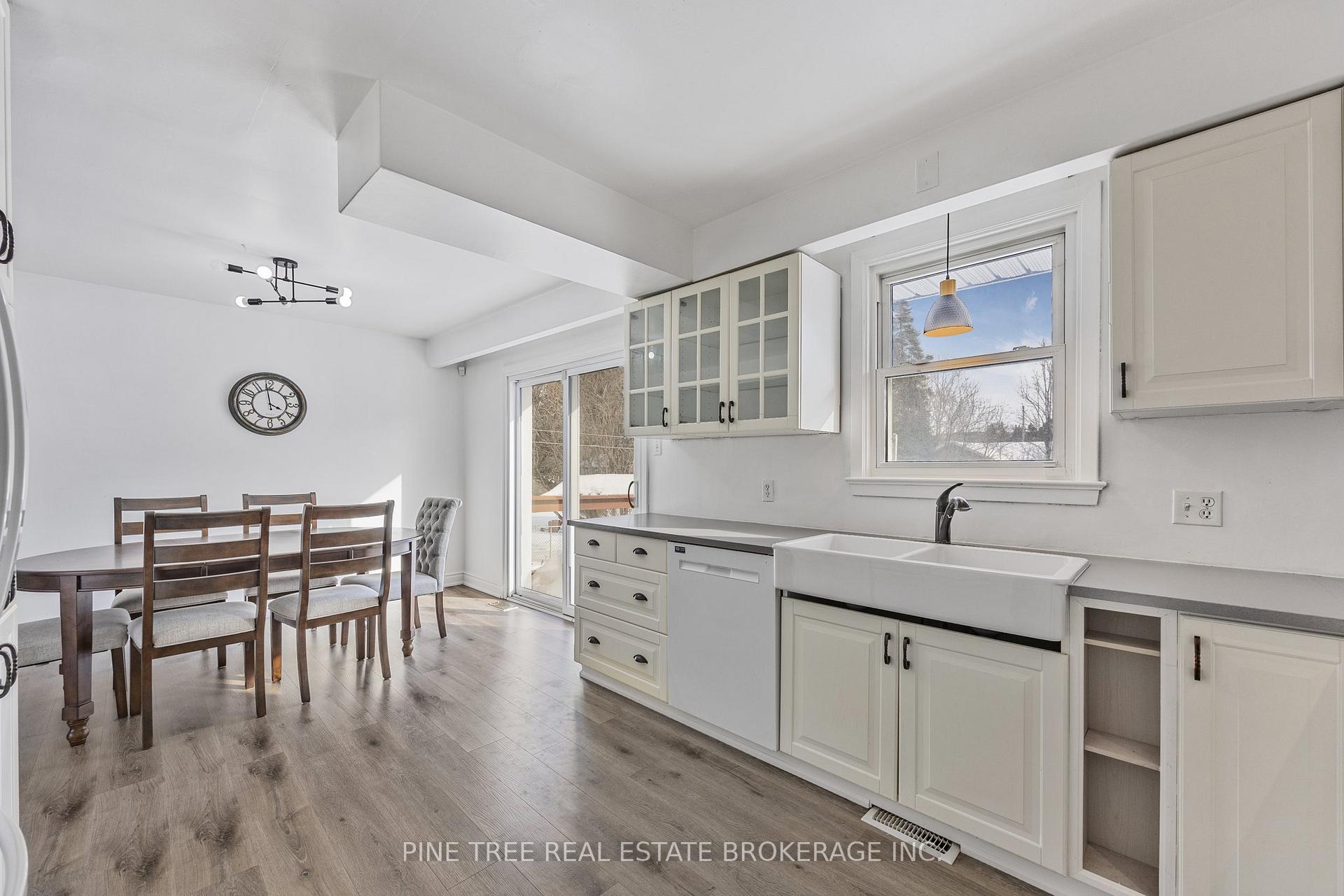 Photo 10 of 239 Warnica Road, Barrie, Innis-Shore — HOMEH