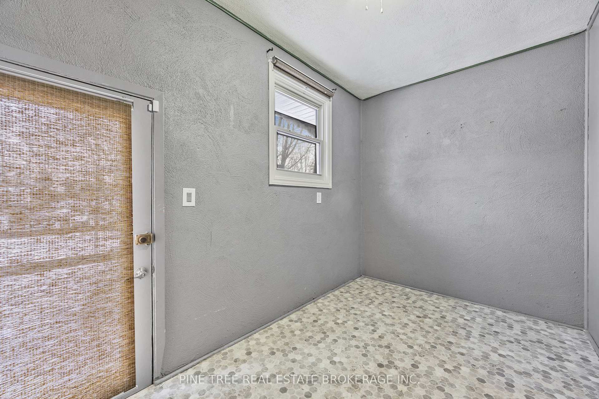 Photo 19 of 239 Warnica Road, Barrie, Innis-Shore — HOMEH