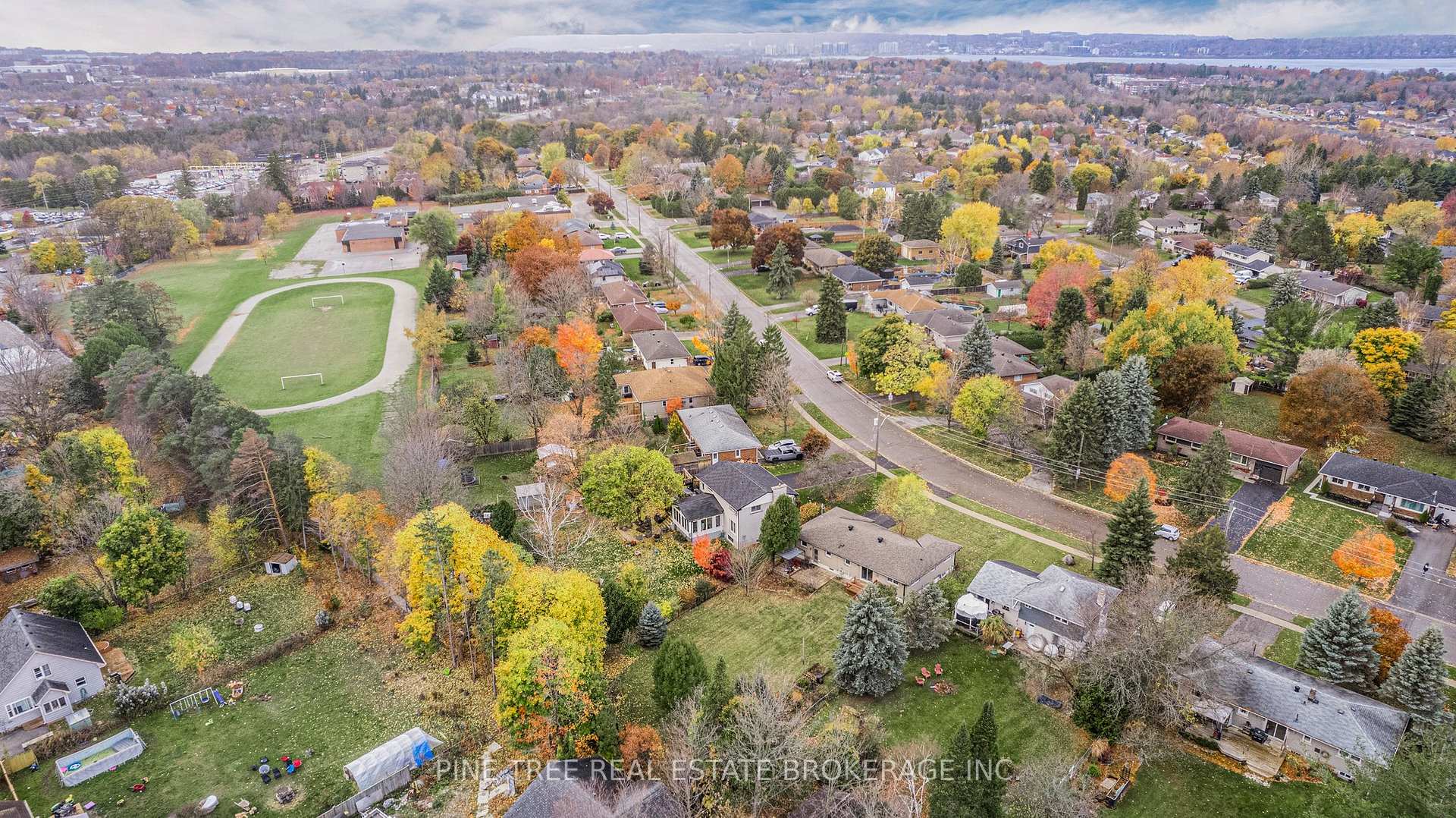 Photo 38 of 239 Warnica Road, Barrie, Innis-Shore — HOMEH