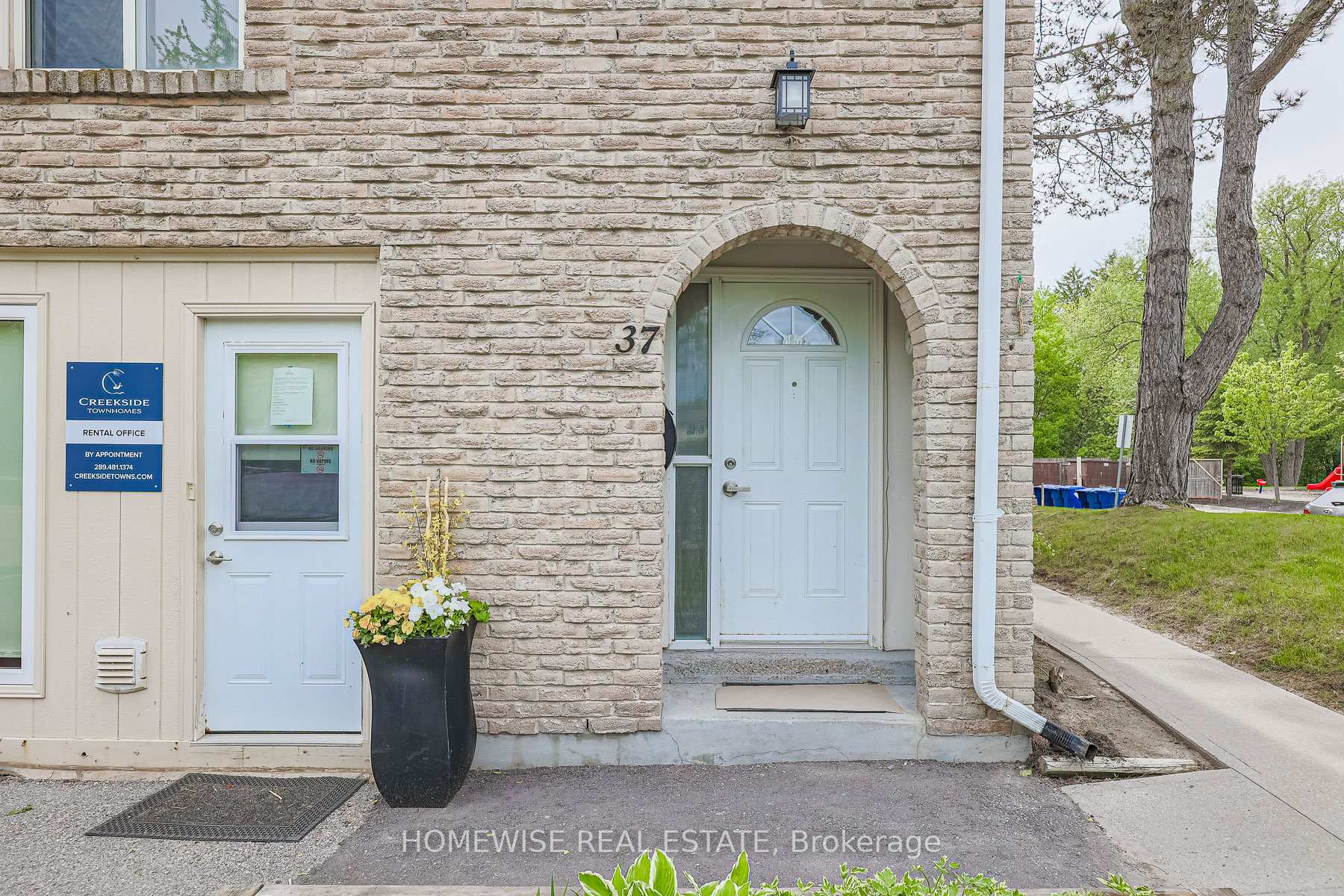 Front of Unit 37, 560 Waverly Street N