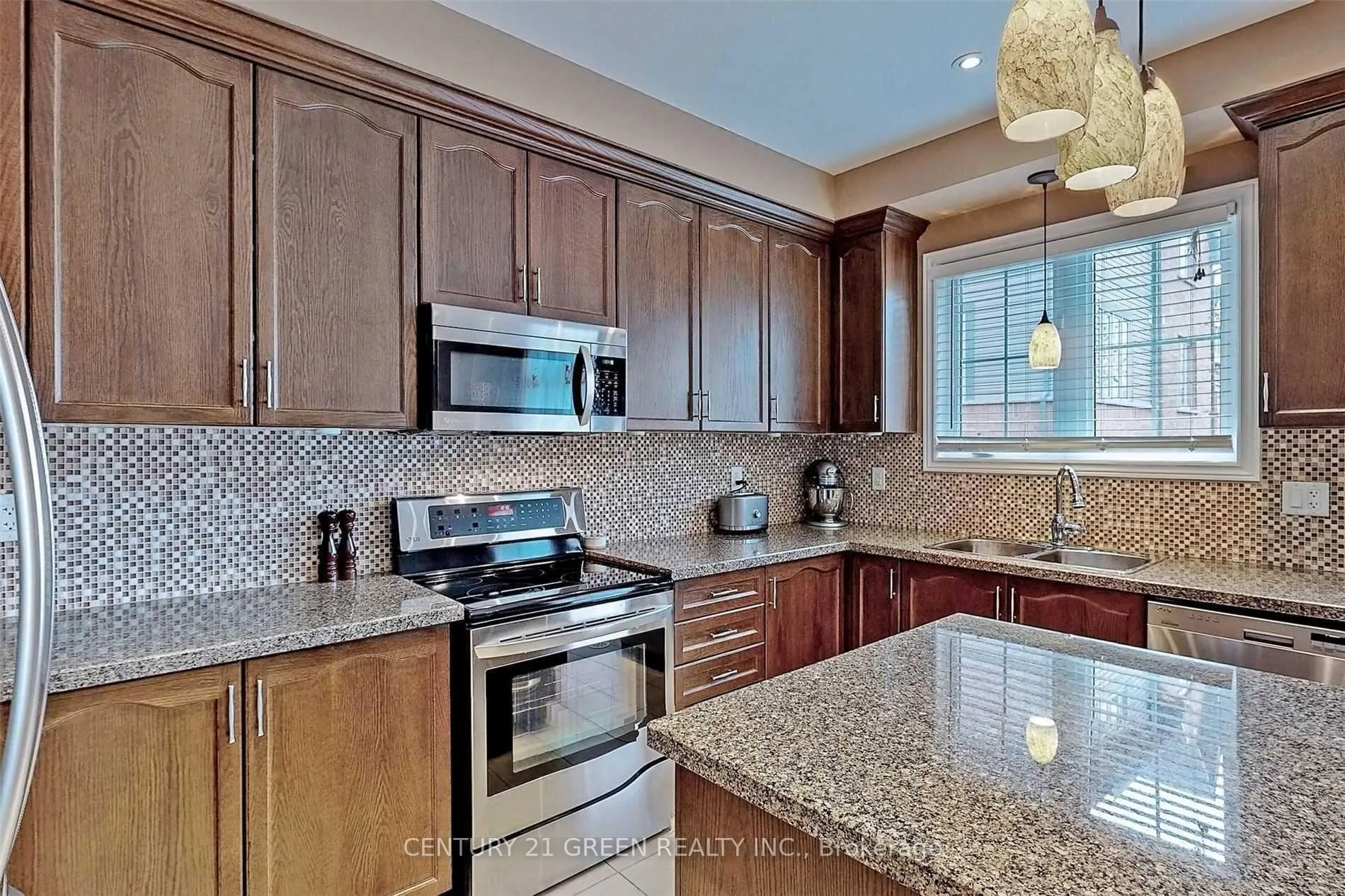 Photo 5 of 21 Cedar Lake Crescent, Brampton, Bram West — HOMEH