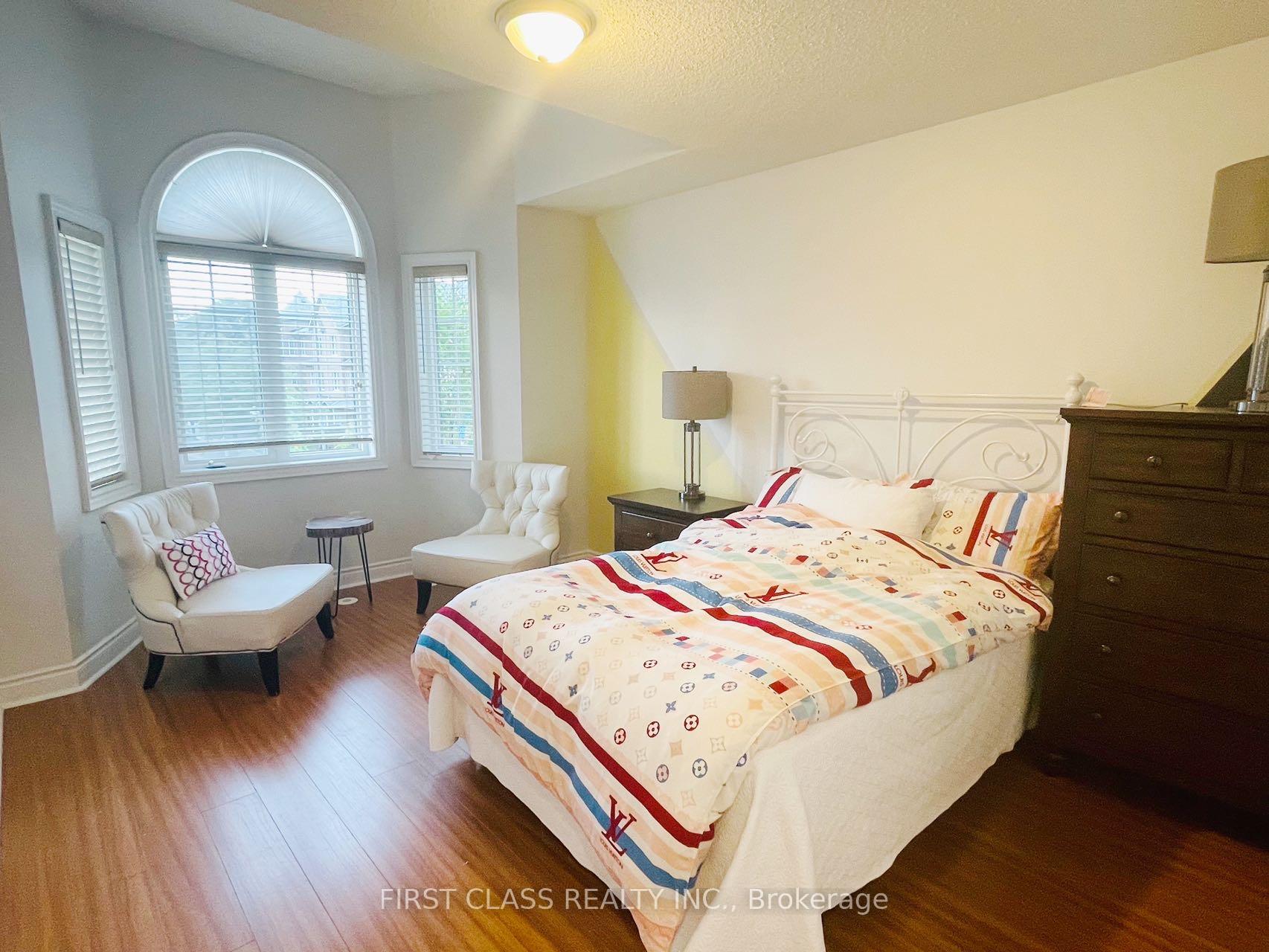 Photo 7 of 152 Legends Way, Markham, Unionville — HOMEH