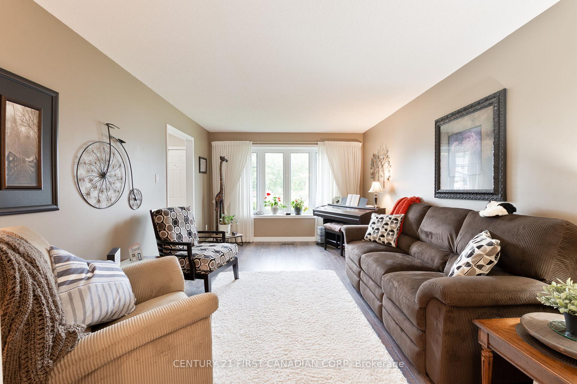 Photo 11 of 340 Canterbury Place, Central Elgin, Belmont — HOMEH