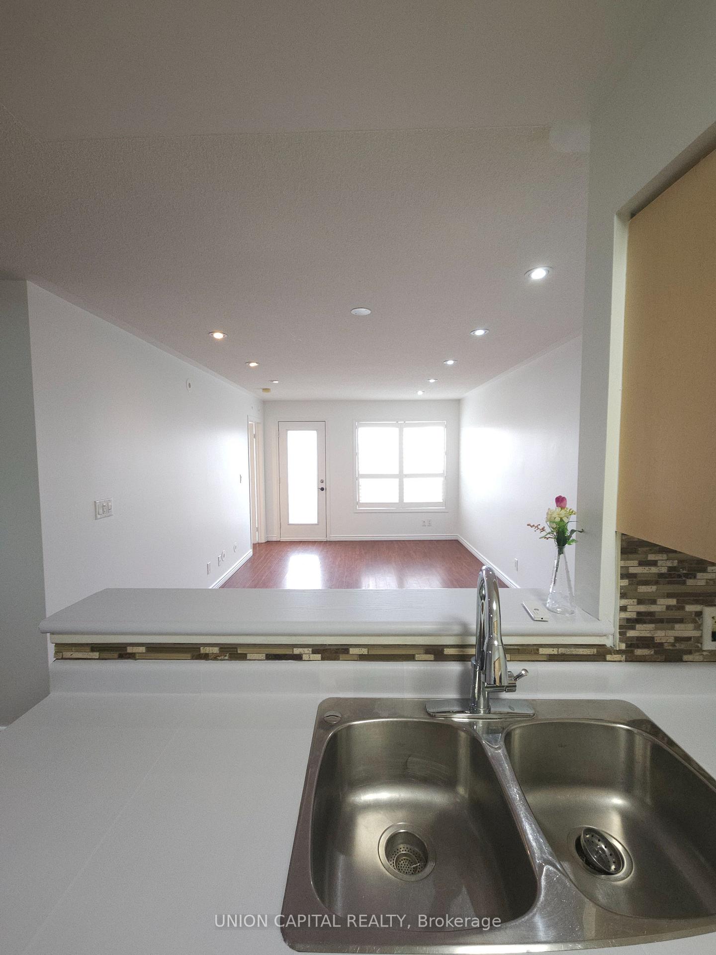 Photo 4 of Unit 2, 105 Sunrise Drive, Markham, Milliken Mills East — HOMEH
