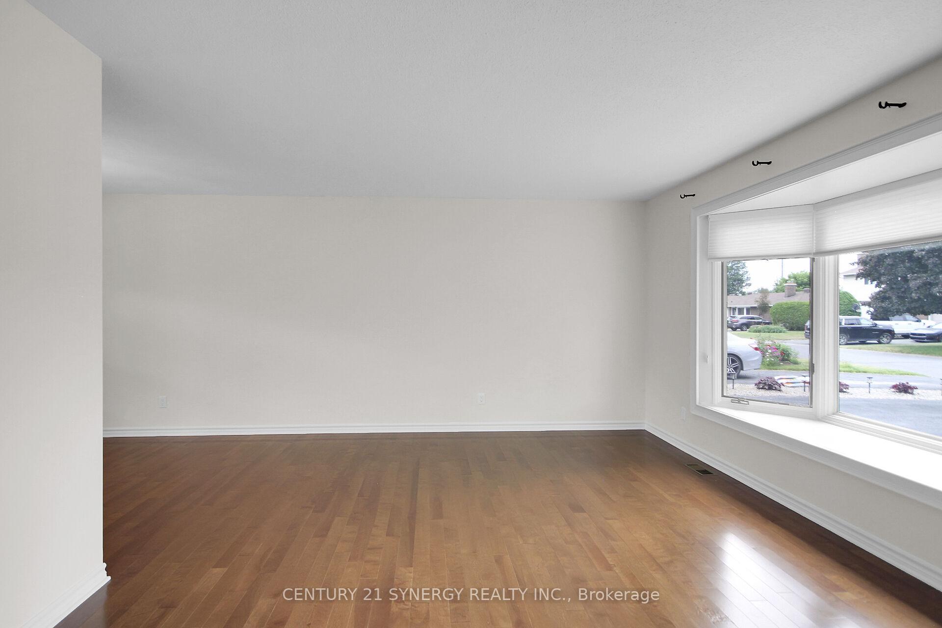 Photo 9 of 27 Tripp Crescent, Ottawa, Barrhaven - Pheasant Run — HOMEH