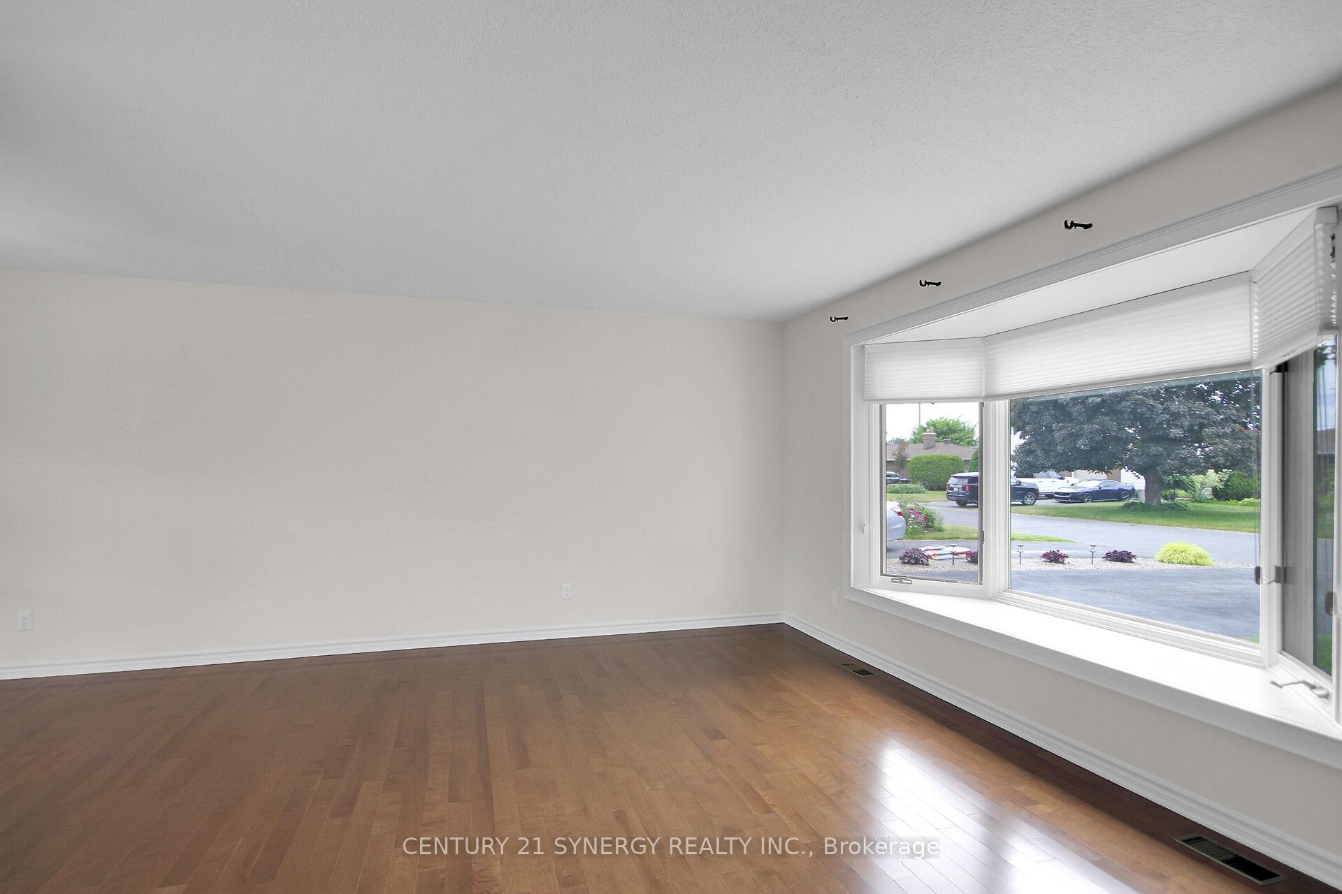 Photo 12 of 27 Tripp Crescent, Ottawa, Barrhaven - Pheasant Run — HOMEH