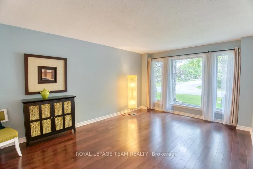 Photo 11 of 27 Sherk Crescent, Ottawa, Kanata - Kanata Lakes/Heritage Hills — HOMEH