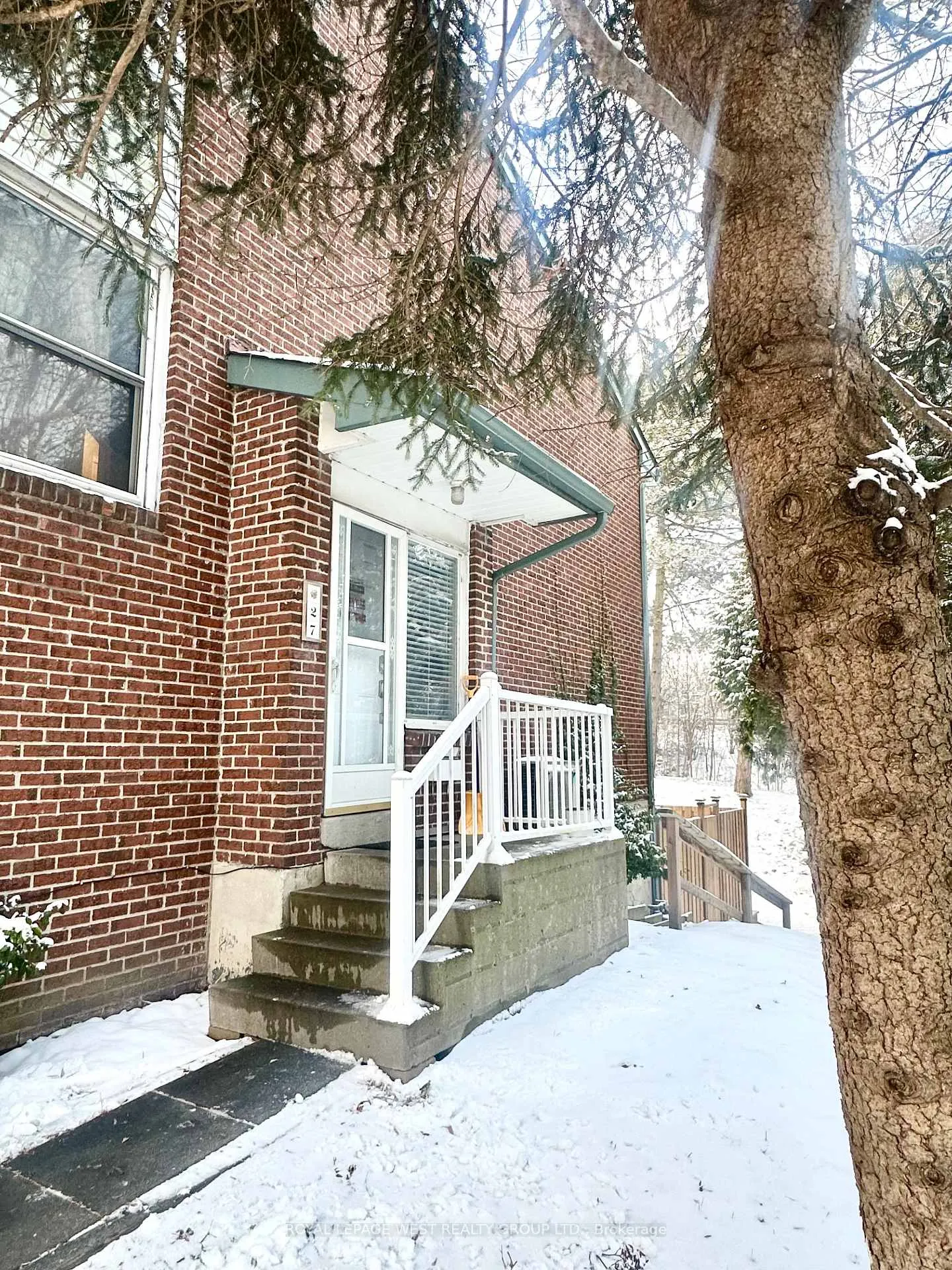 Front of Unit 27, 909 King Street W