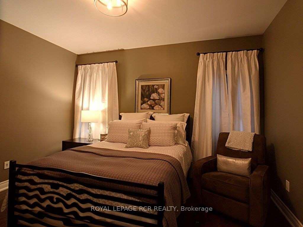 Photo 12 of 27 Vines Place, Aurora, Bayview Southeast — HOMEH