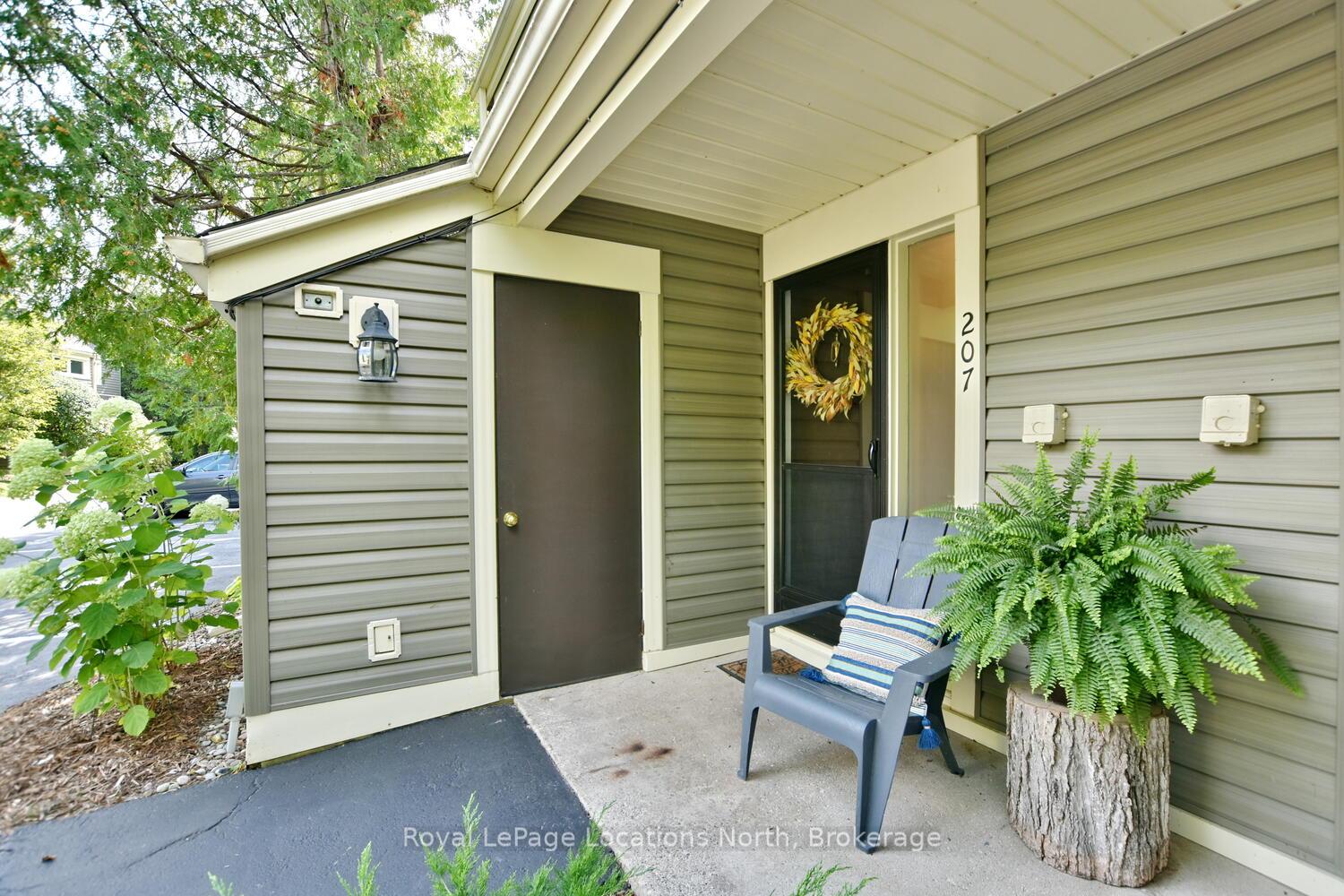 Photo 2 of 207 Escarpment Crescent, Collingwood — HOMEH