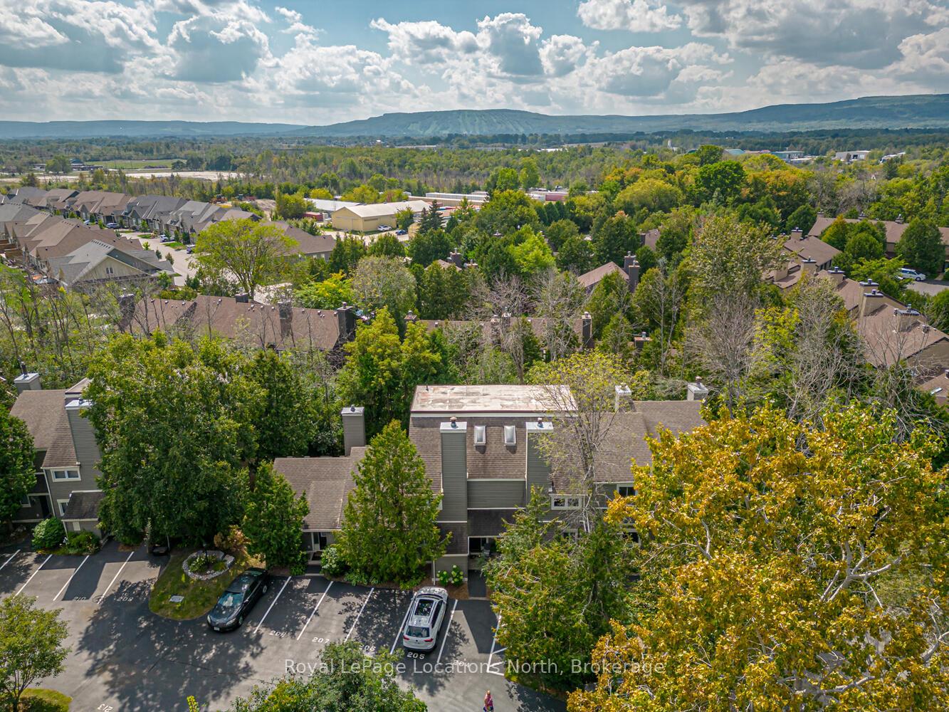 Photo 4 of 207 Escarpment Crescent, Collingwood — HOMEH