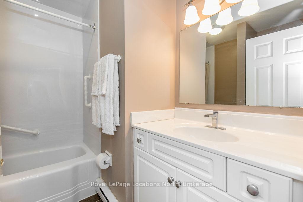 Photo 11 of 162 Escarpment Crescent, Collingwood — HOMEH