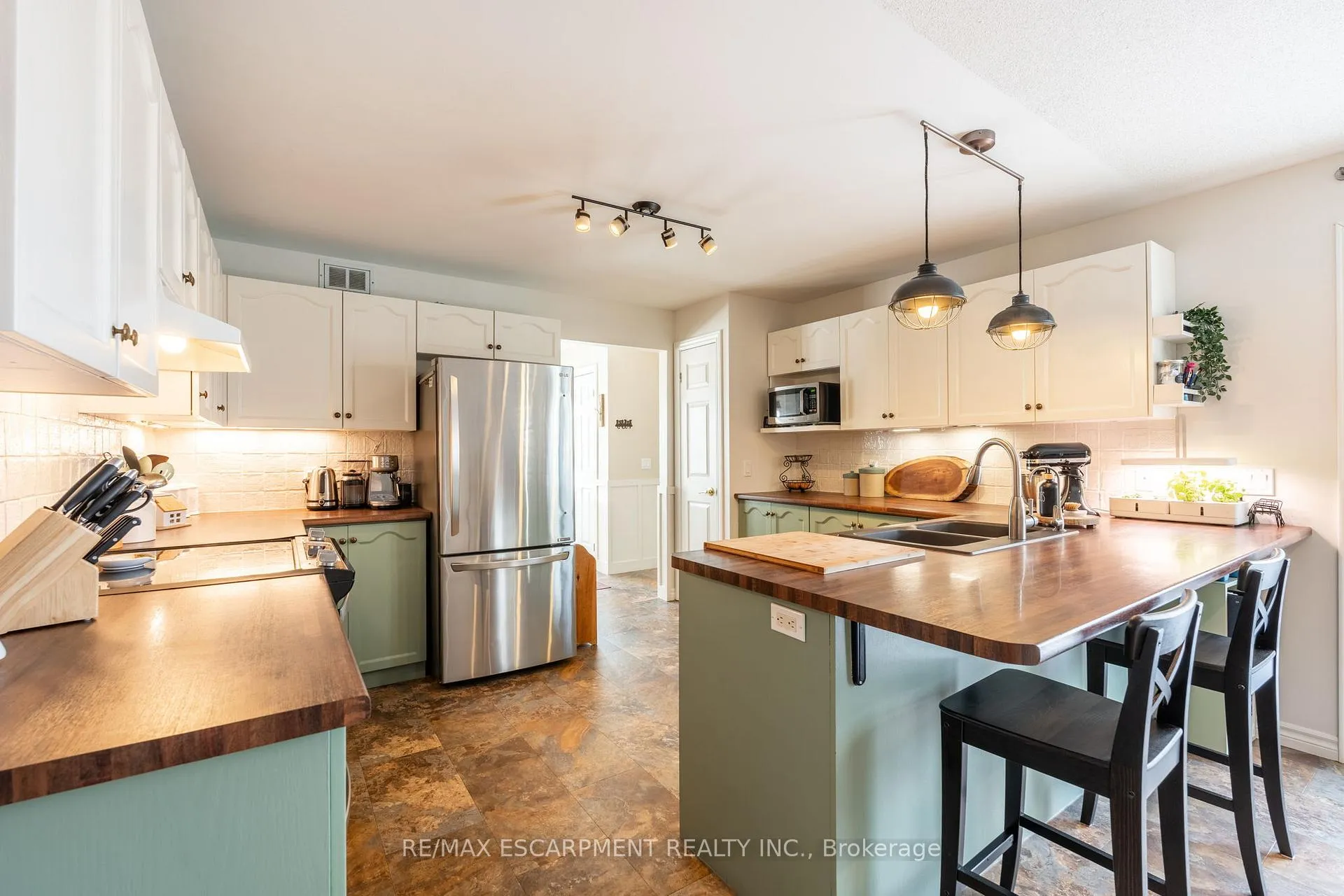 Photo 16 of 136 Glenariff Drive, Hamilton, Rural Flamborough — HOMEH