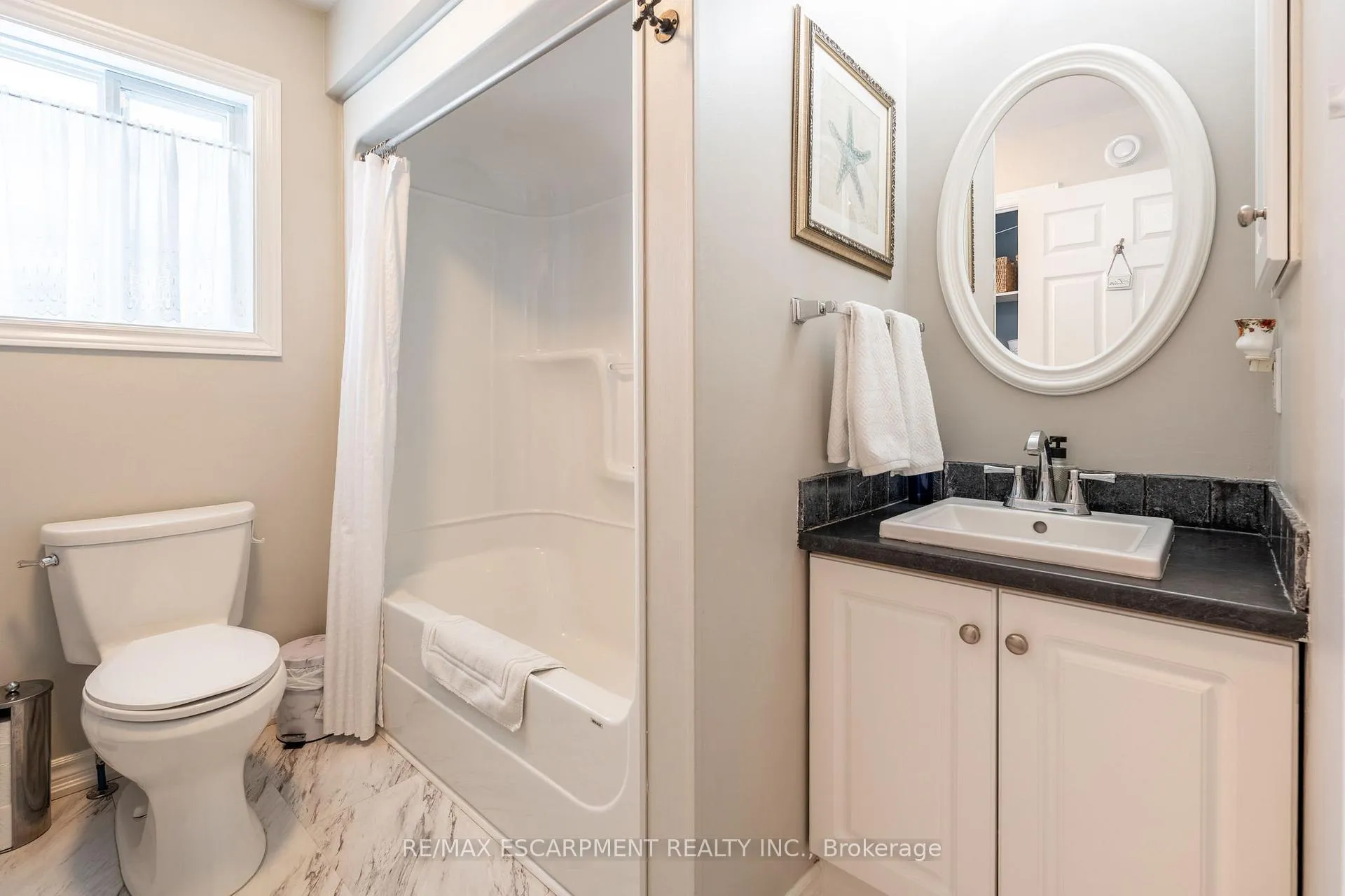 Photo 19 of 136 Glenariff Drive, Hamilton, Rural Flamborough — HOMEH