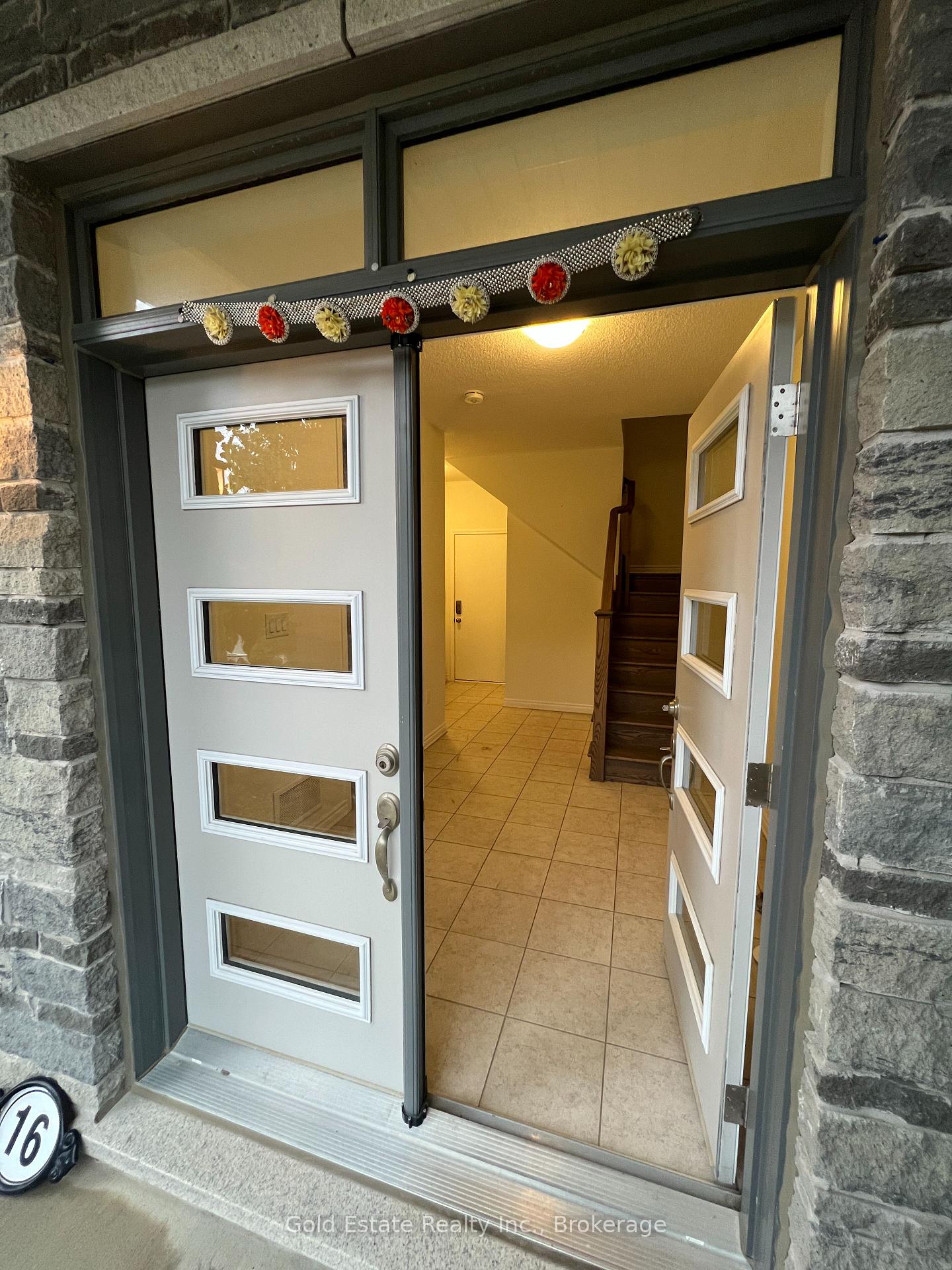 Photo 3 of 16 Summer Wind Lane, Brampton, Northwest Brampton — HOMEH