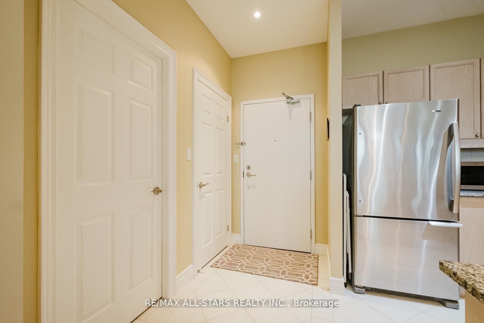 Photo 4 of Unit 303, 1 Leaside Park Drive, Toronto, Thorncliffe Park — HOMEH