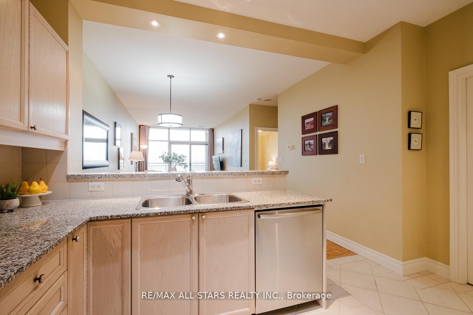 Photo 8 of Unit 303, 1 Leaside Park Drive, Toronto, Thorncliffe Park — HOMEH