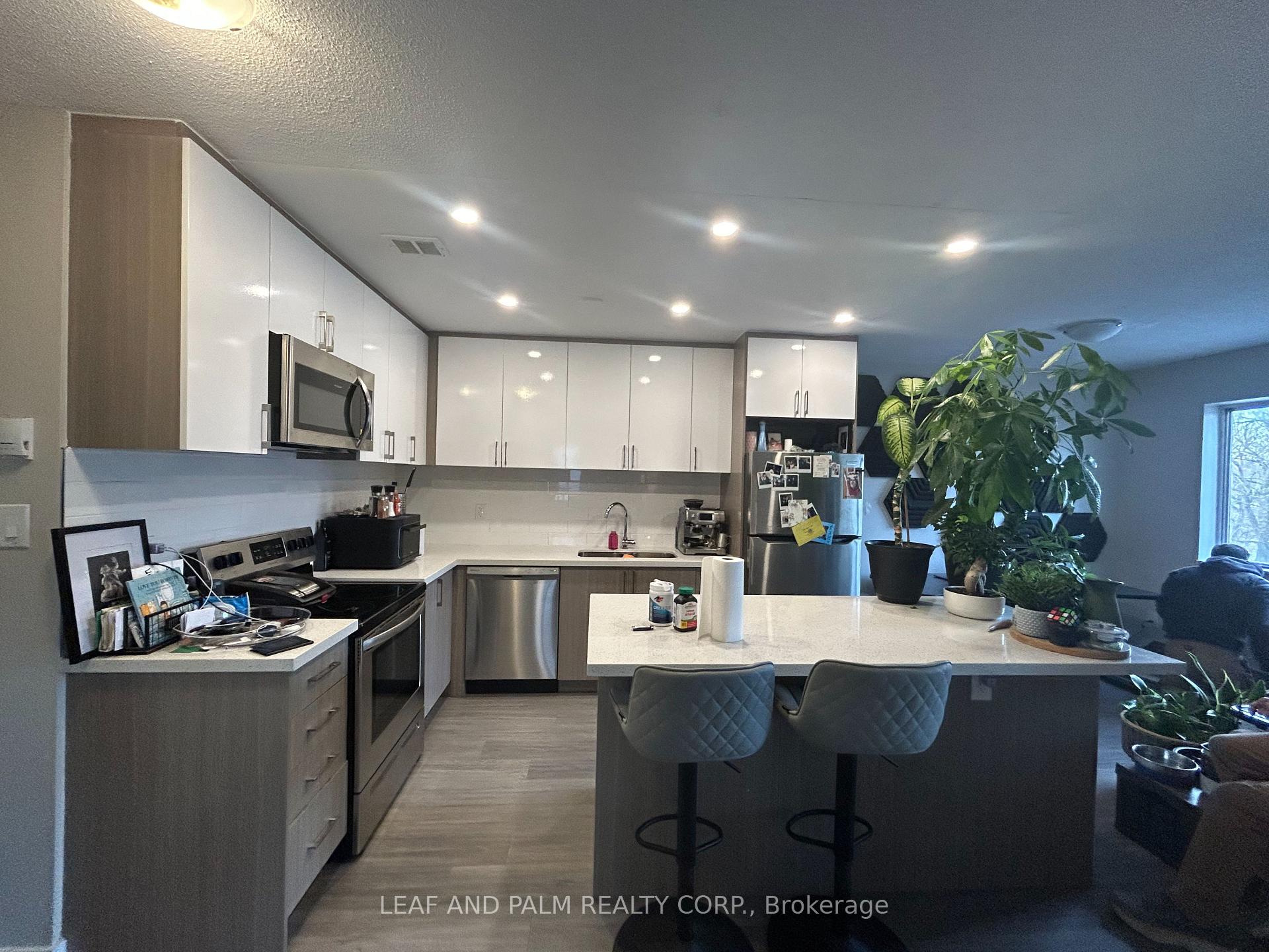 Photo 2 of Unit 301, 36 Machell Avenue, Aurora, Aurora Village — HOMEH