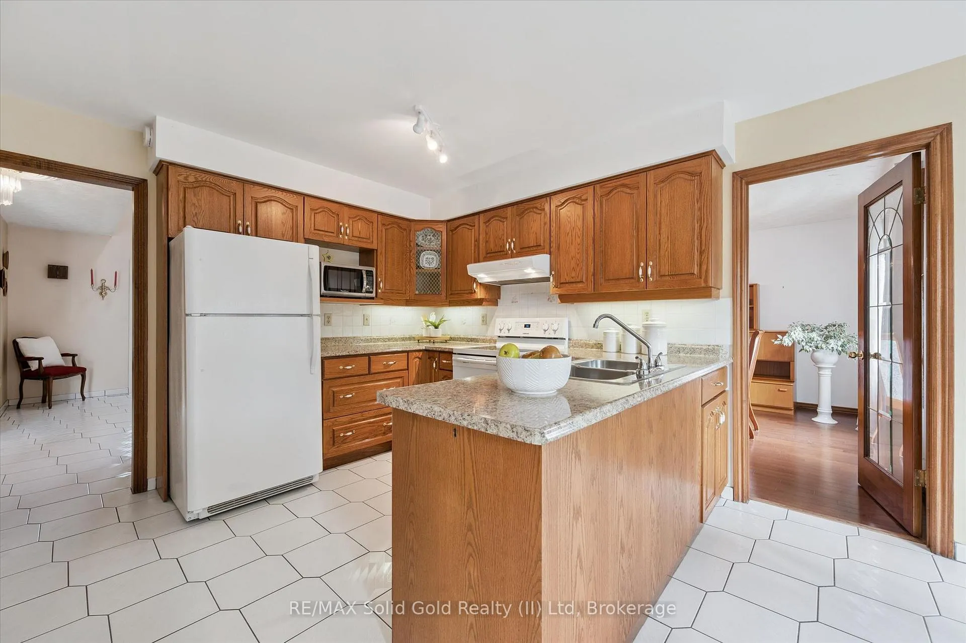 Photo 13 of 605 Stonebury Crescent, Waterloo — HOMEH