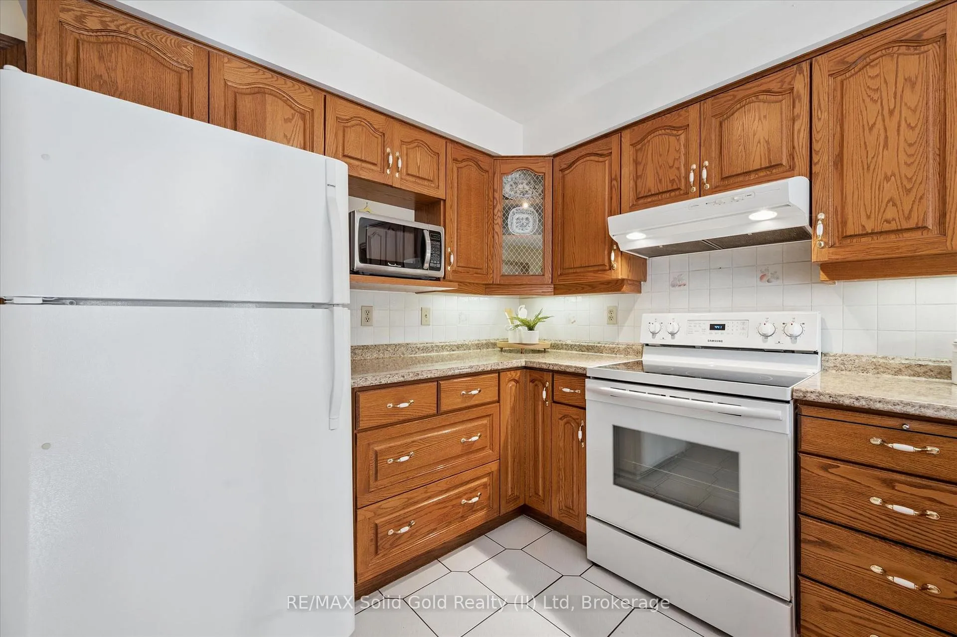 Photo 14 of 605 Stonebury Crescent, Waterloo — HOMEH