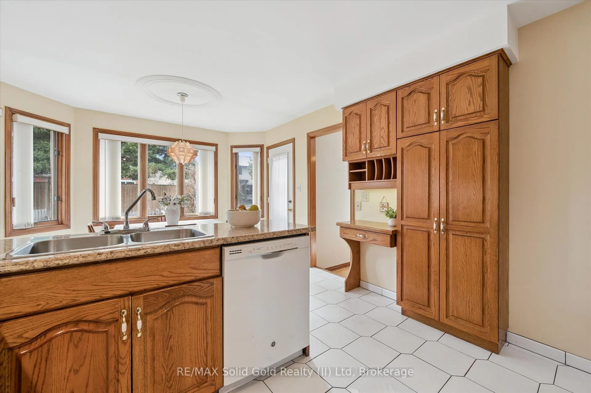 Photo 15 of 605 Stonebury Crescent, Waterloo — HOMEH