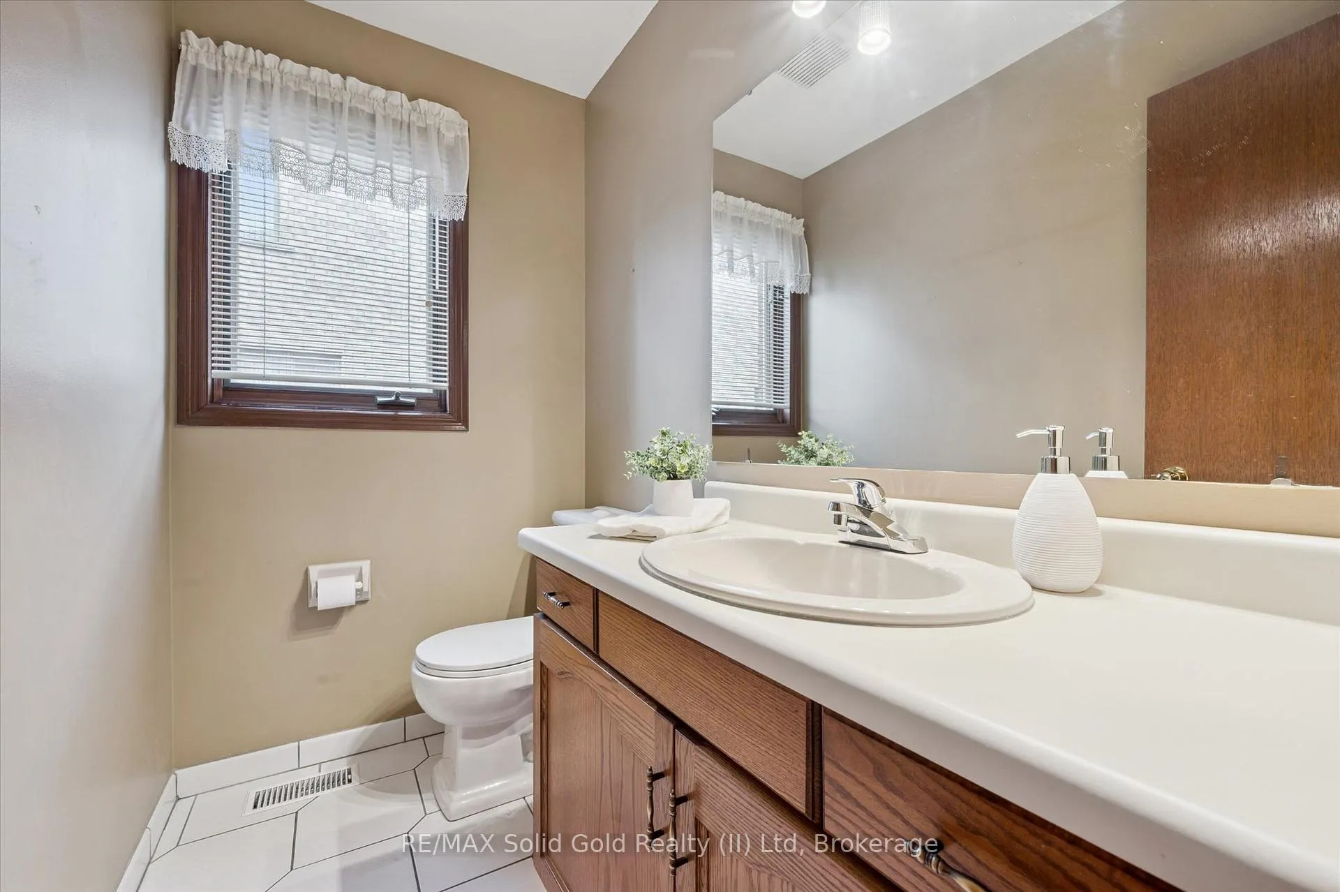 Photo 19 of 605 Stonebury Crescent, Waterloo — HOMEH