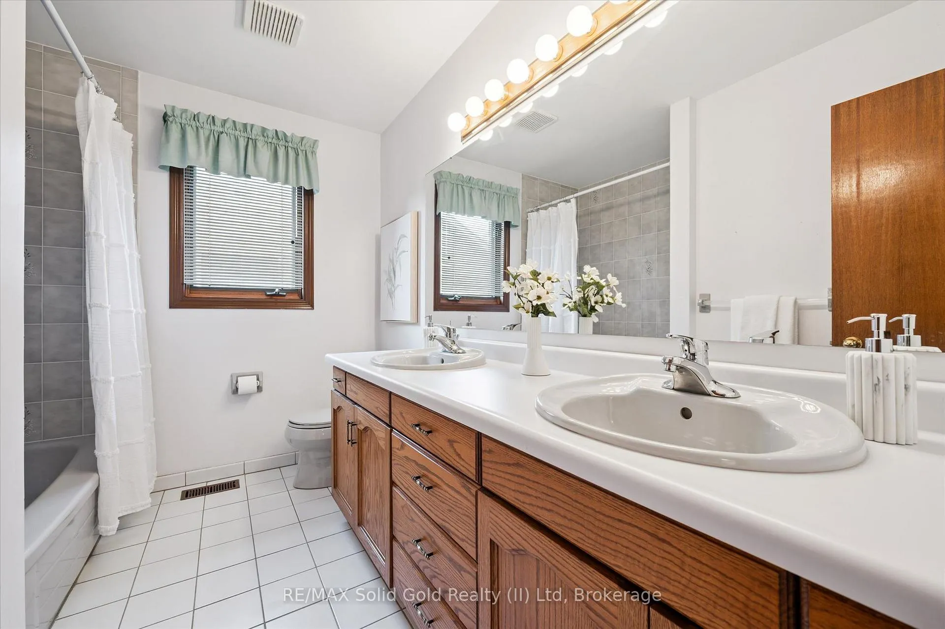 Photo 27 of 605 Stonebury Crescent, Waterloo — HOMEH