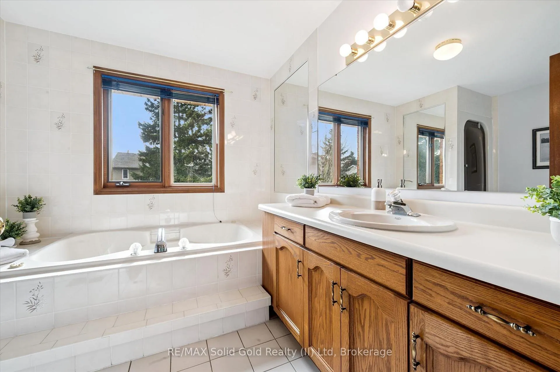 Photo 32 of 605 Stonebury Crescent, Waterloo — HOMEH