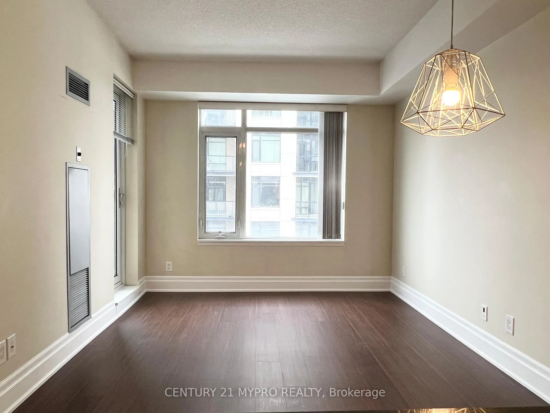 Photo 4 of Unit 405, 111 Upper Duke Crescent, Markham, Unionville — HOMEH