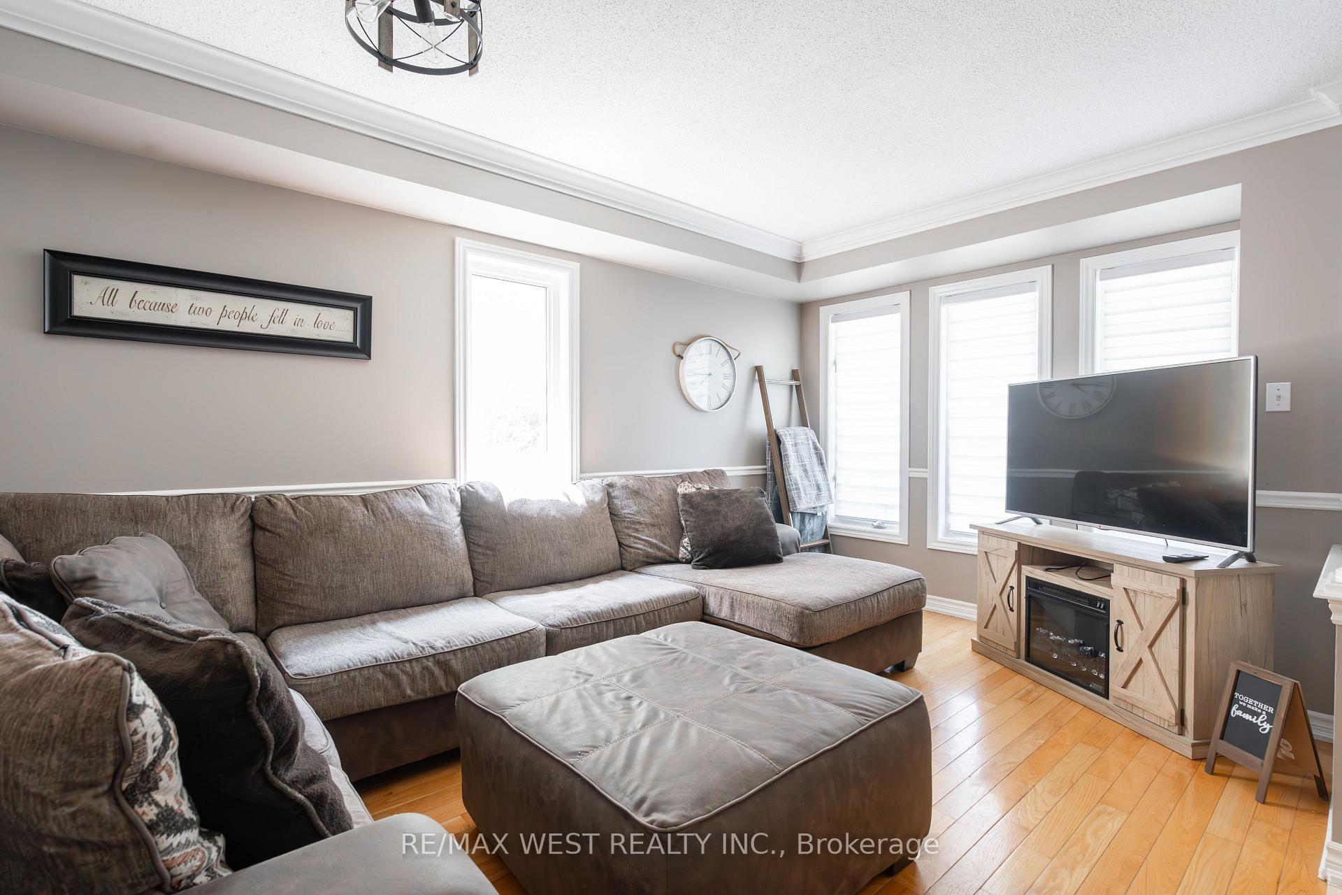 Photo 4 of 27 Succession Crescent, Barrie, Innis-Shore — HOMEH