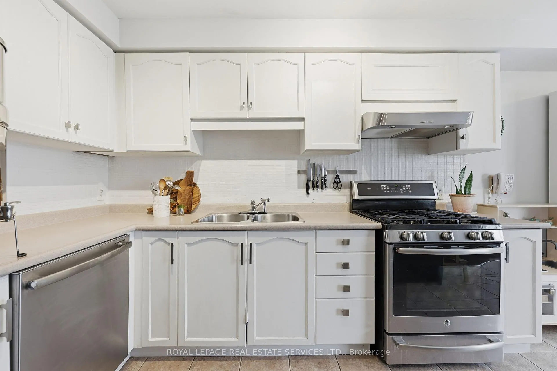 Photo 9 of Unit 5, 348 Highland Road W, Hamilton, Stoney Creek Mountain — HOMEH