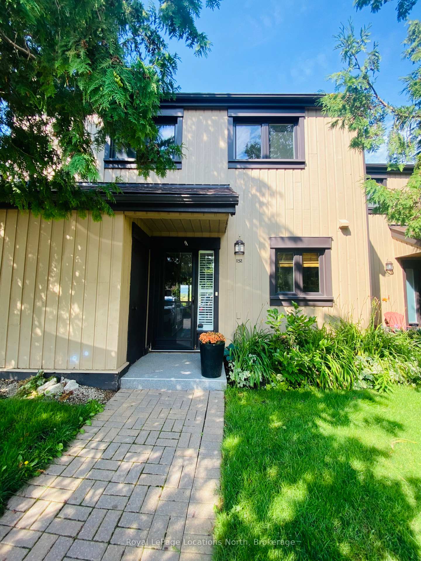 Front of Unit 12, 152 Escarpment Crescent