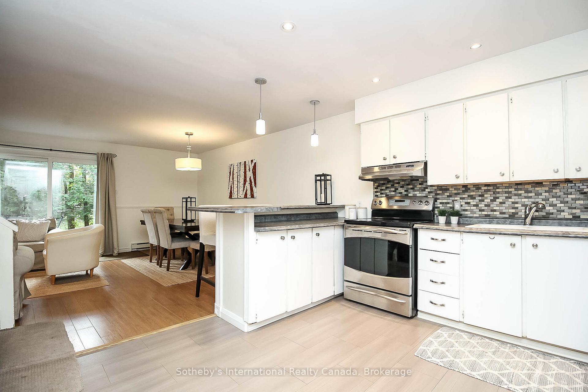 Photo 3 of 110 Escarpment Crescent, Collingwood — HOMEH