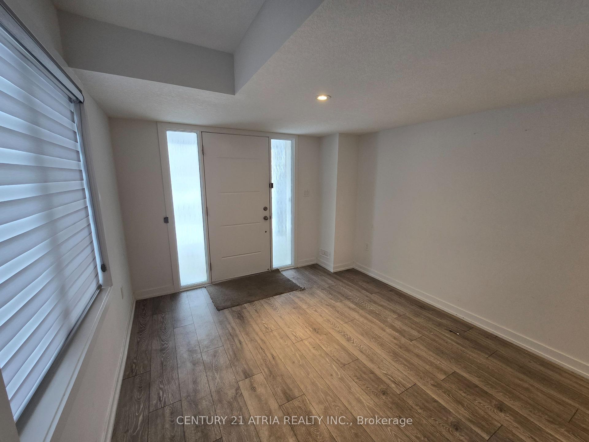 Photo 2 of 203 West Oak Trail S, Kitchener, Rosenburg — HOMEH